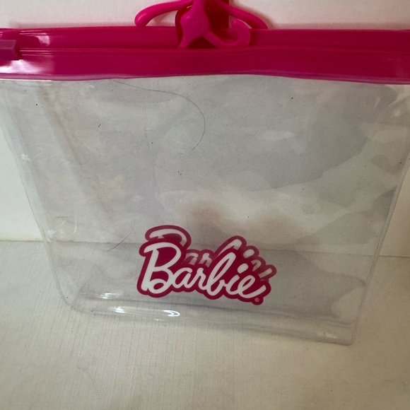 Five Blonde Barbies with all NEW outfits and accessories and storage bags! - Picture 16 of 16